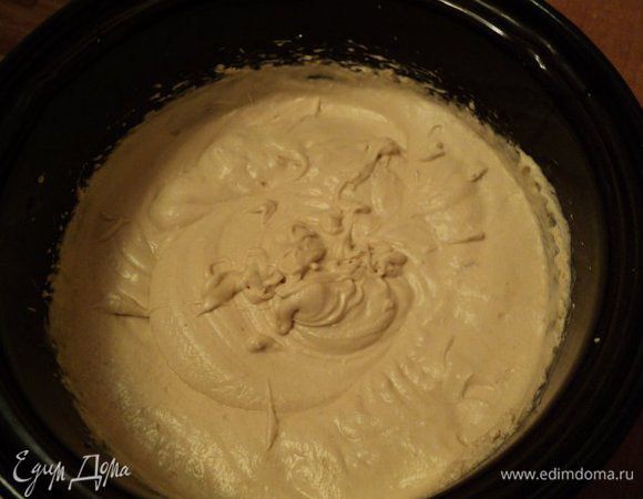 Для теста: в размягченное масло добавить  сахар, разрыхлитель теста, ванильный сахар и 1 пакетик кофе «Капучино». Взбивать миксером 10-15мин до растворения сахара. Добавить по одному яйца, продолжая взбивать ( яйца должны быть комнатной температуры).