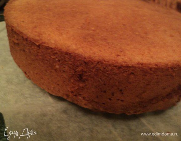 Готовый корж остудить на решетке.