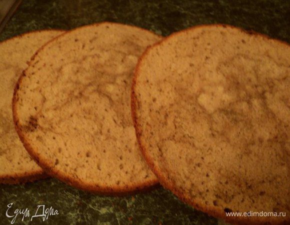 Разрезать на 3 пласта, пропитать холодным кофе со сливками.