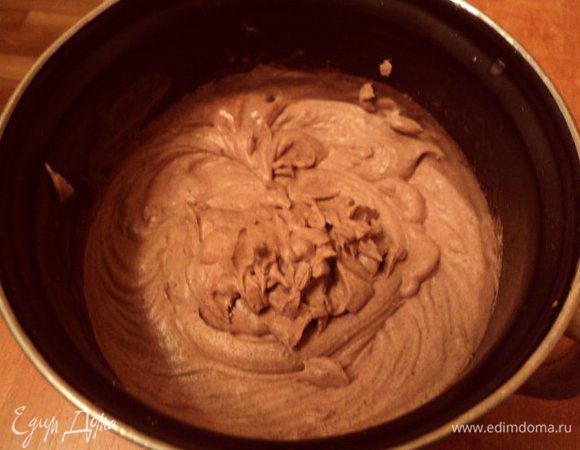 Остуженный крем взбить до плотной массы и устойчивых пиков.