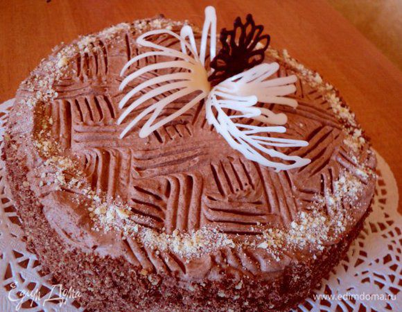 Снять с торта разъемное кольцо, бока торта смазать кремом, обсыпать крошкой ( бисквитной или из измельченного печенья. Украсить по своему вкусу. Я украсила перышками из белого и черного шоколада. Приятного аппетита!