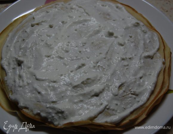 На блинчик кладем ложку сметанно-творожной массы, распределяем по всему блину...