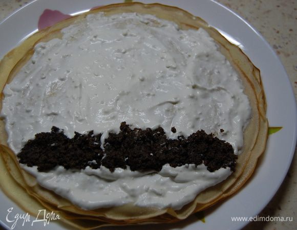 На край выкладываем маковую начинку...