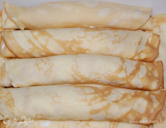 Сворачиваем рулетом. Готовые блинчики отправляем в холодильник.