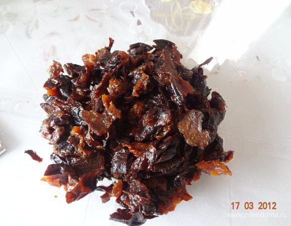 Чернослив промыть и замочить в горячей воде на 2 часа. Затем откинуть на дуршлаг и, когда стечет лишняя жидкость, часть чернослива нарезать небольшими кусочками. Выложить в салатник. 