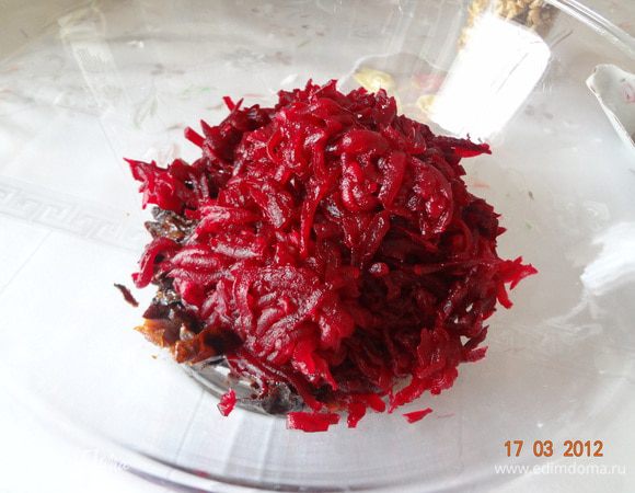 Свеклу отварить в подсоленной воде, после чего остудить, очистить от кожицы и натереть на крупной терке. Добавить к салату. 