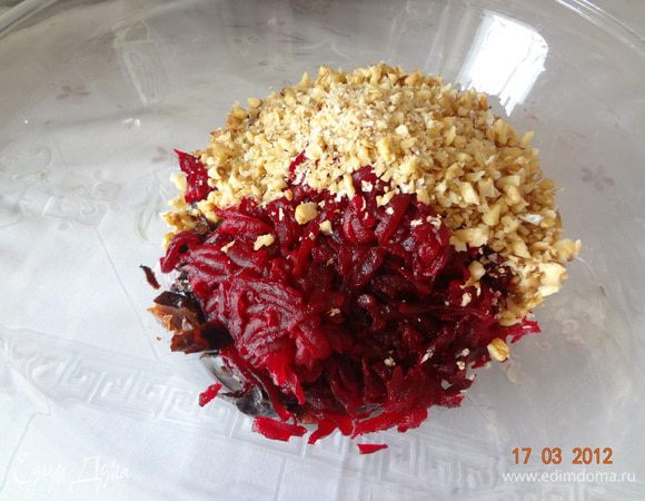 Ножом нарезать грецкие орехи небольшими кусочками. 