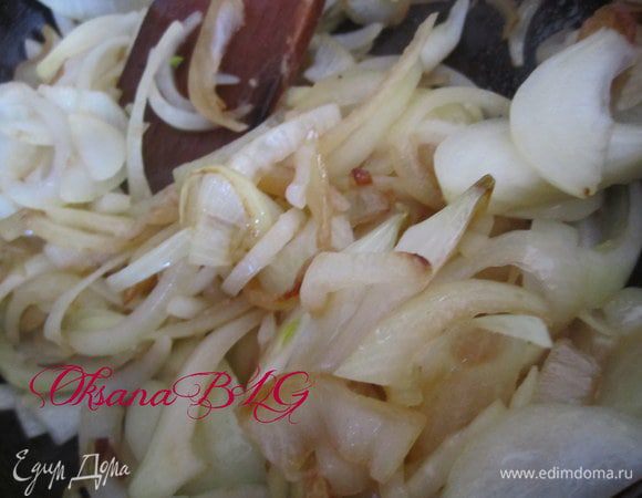 Лук очистите, нарежьте полукольцами. Обжарьте на сковороде до светло-золотого цвета.