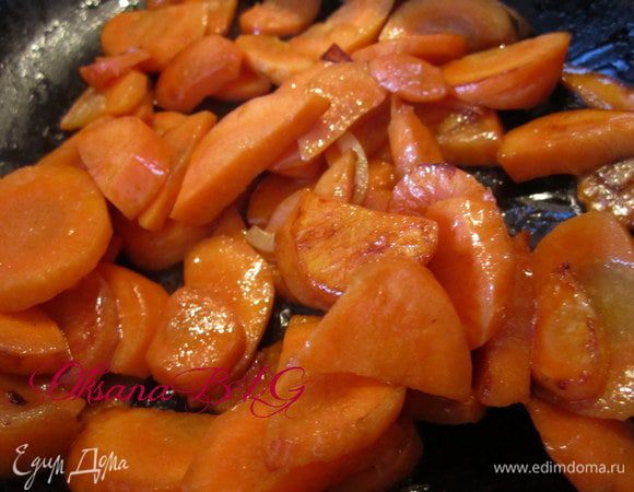 Морковку очистите, нарежьте средними кусочками, немного обжарьте.