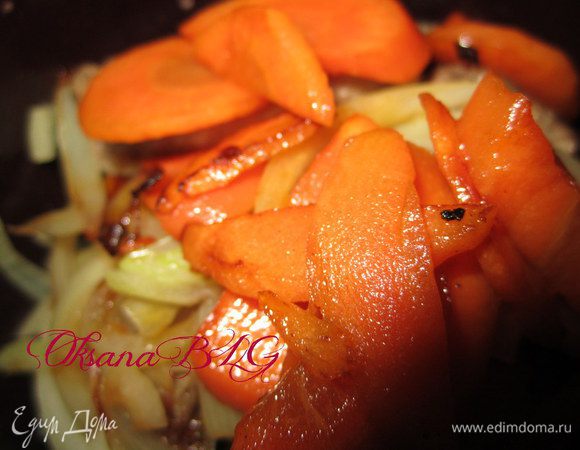 На мясо выложите обжаренный лук и морковь.