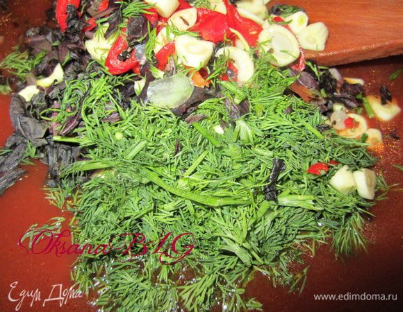 Добавьте к томатной пасте. Посолите и поперчите.