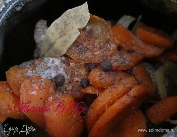 К мясу добавьте перец горошком и несколько лавровых листов.