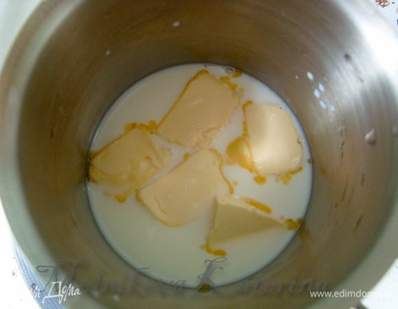 Нагреть молоко со сливочным маслом, чтобы масло растопилось в теплом молоке. 