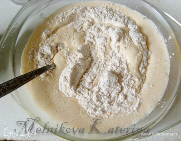 Добавить муку и разрыхлитель в взбитые яйца и аккуратно перемешать. 