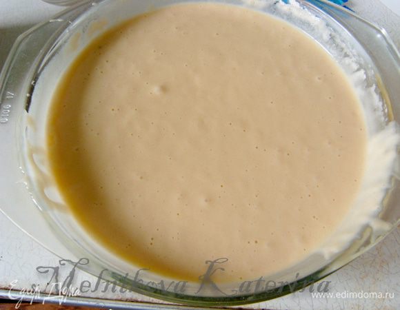 Добавить к массе теплое молоко и все тщательно перемешать. 