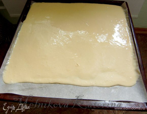 Выстелить пергаментом противень, смазать сливочным маслом. Вылить тесто и разровнять. Выпекать при 160 градусах 10-15 минут. 