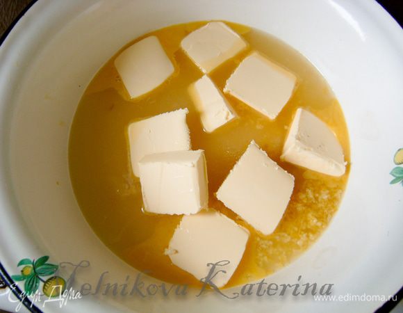 Для крема необходимо выжать из лимонов сок (должно получиться примерно пол стакана). Добавить к соку цедру, сахар, 50 гр. сливочного масла и всю смесь довести до кипения на водяной бане. 