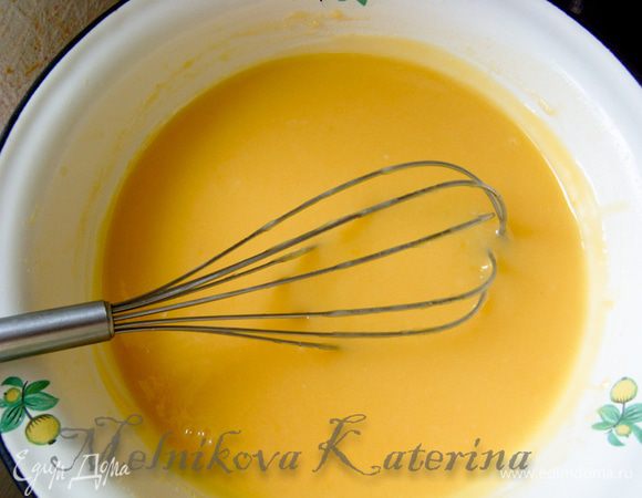 Взбить слегка яйца венчиком. Тонкой струей добавить к лимонной смеси. Варить еще 5 минут до загустения. Немного остудить, добавить оставшиеся 50 гр. масла. Рекомендую поставить лимонный курд охладиться в холодильник. 