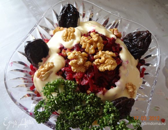 Полить майонезом (не перемешивая) и украсить салатик черносливом и зеленью. 