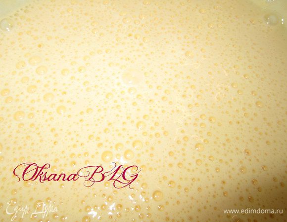 Яйца взбить с сахаром.