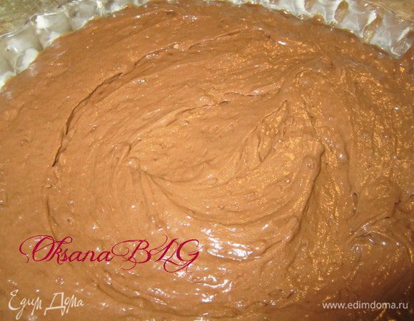 Добавить сухую массу. перемешать. Тесто выложить в форму смазанную сливочным маслом.