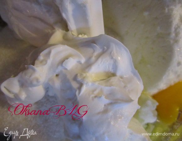 Творог, сахар, сметану, яйца взбить в блендере. Добавить крахмал еще раз взбить.