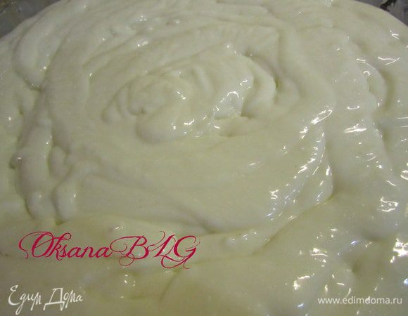 Творожную массу выложить на шоколадное тесто.