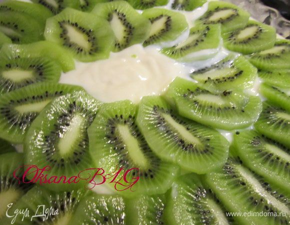 Выложить на творог. Немного посыпать сахаром.