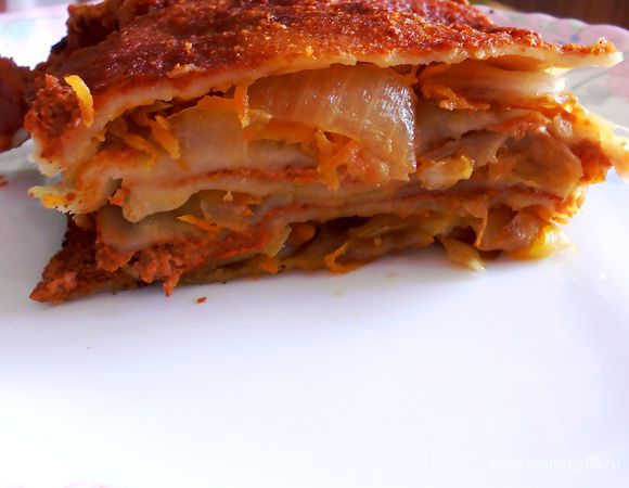 Разогреваем духовку до 160 градусов и отправляем нашу лазанью-пирог на час в духовку.
Остужаем хотя бы полчаса и нарезаем порционно.
Приятного аппетита!

P.S Листы теста я предварительно не отваривала - приготовились прекрасно! Лазанья вышла сочная.

