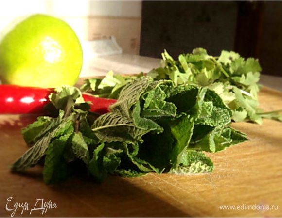 Морской коктейль разморозить при комн. темп., промыть, обсушить.
Приготовить заправку для запекания морепродуктов: мяту и кинзу-мелко порубить, хорошенько помять в ступке с морской солью,чтобы пустили сок. 