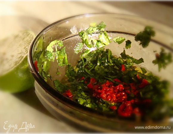 Чили- очень мелко нашинковать (без семян). Сложить все в миску- выжать туда же сок половины лайма, добавить 2 ст.л. оливкового масла, поперчить. Перемешать.
