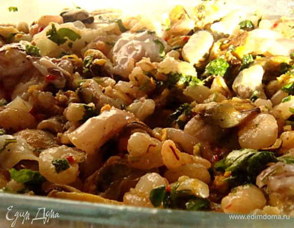 Вылить заправку на микс морепродуктов и хорошенько все перемешать,так,чтобы заправка хорошо окутывала.
