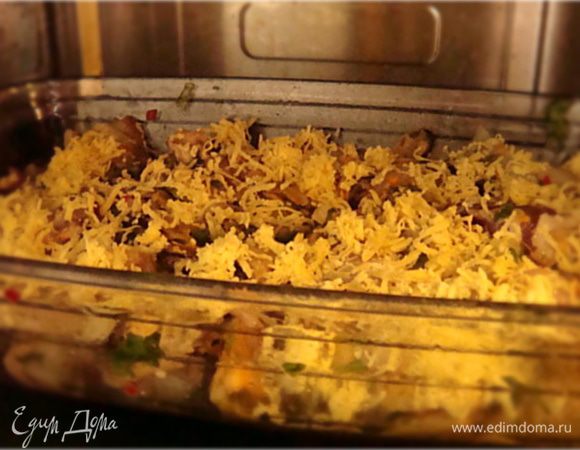 Сверху присыпать тертым на мелкой терке сыром и поставить в духовку под гриль на 10 минут или же запекать при т. 190 гр. 15 минут.
Тем временем отварить перепелиные яйца и остудить. Почистить и порезать вдоль на половинки.
