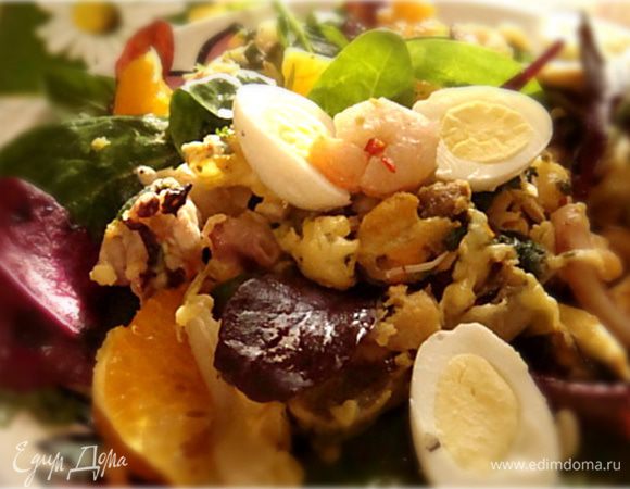 Мандарин почистить и порезать на дольки (удалив кожицу и семена).
Салатный микс сложить в миску- посыпать морской солью, сбрызнуть лимонным соком или соком лайма (по вкусу) и полить 1 ст.л. оливкового масла EV- аккуратно перемешать руками или лопатками. Выложить порционно на три тарелки.
Достать морепродукты из духовки- они должны слегка подрумяниться (точнее сыр).
