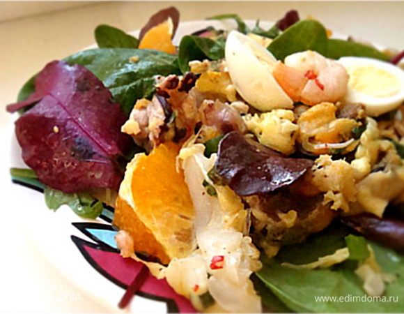 Разпределить морепродукты на 3 порции, добавить перепелиные яйца (по 4 половинки на порцию) и дольки мандарина.
Еще раз сверху чуток присыпать морской солью и перцем. 
Подавать немедленно!