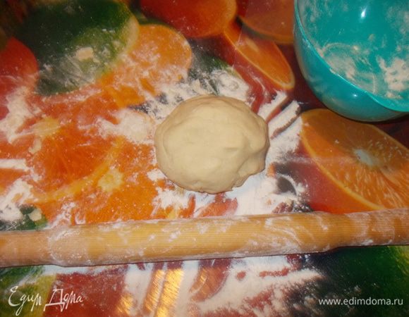 Смешать сметану с яйцом, добавить сахар, муку соду, замесить густое тесто.