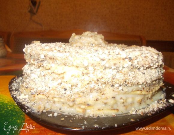 Готовый торт обмазать остатками заварного крема.
Измельченными обрезками обсыпать бока и поверхность торта.
Убрать торт в холодильник на ночь.