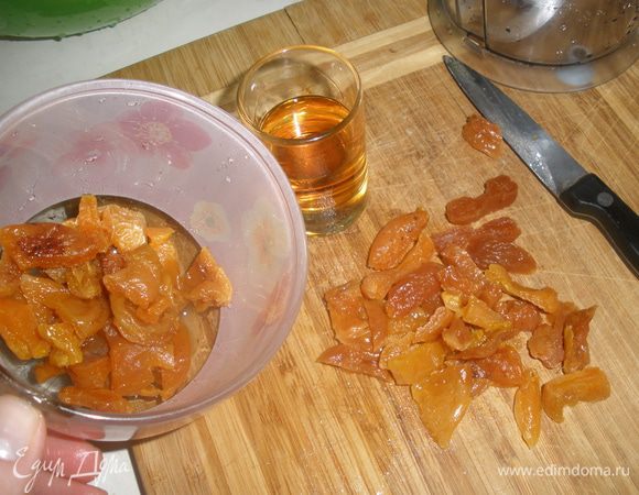 Курагу мелко порезать, залить коньяком и измельчить блендером до однородности.