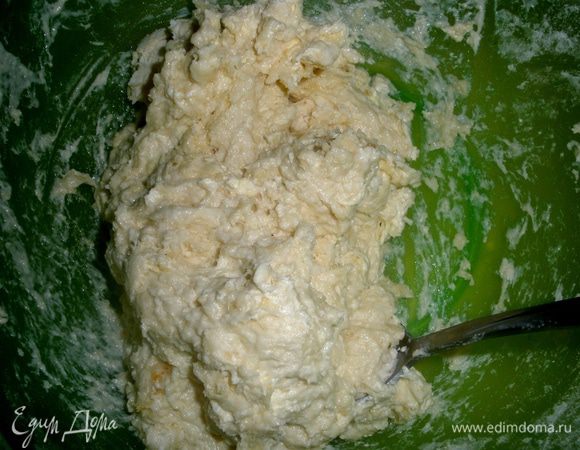 В большой миске смешать муку, сахар, яйца, кефир и мягкое сливочное масло. Все перемешать. Добавить абрикосовое пюре. 