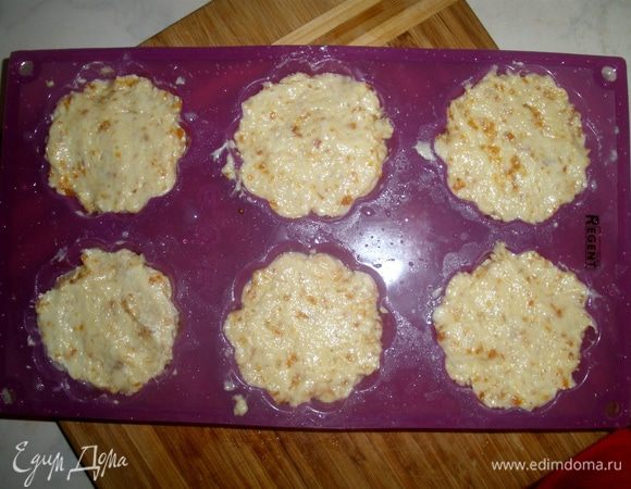 Разложить тесто по формочкам и поставить на 20 минут в духовку, разогретую до 180 градусов. 