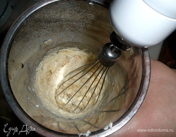 Для крема взбитьсливочное масло с сахарной пудрой добела. Добавить коньяк и отложенную абрикососвую массу, перемешать и подавать к кексам!