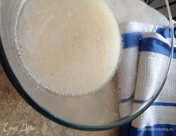 Делаем тесто. Для этого смешаем соль, сахар, растительное масло, дрожжи и теплую воду. Подождем пока дрожжи растворятся. 