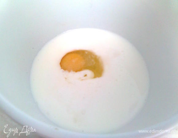 В миску налейте кефир, добавьте яйцо.