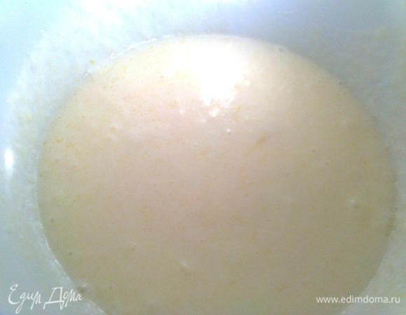 Влейте к кефиру растопленный маргарин, всыпьте соль и соду.