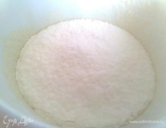 Просейте в емкость муку, перемешайте и замесите тесто.