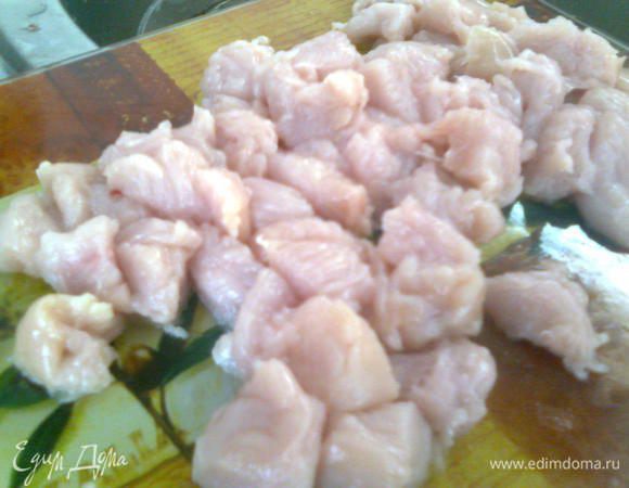 Для начинки куриное филе нарежьте на маленькие кубики. Лук — полукольцами.
