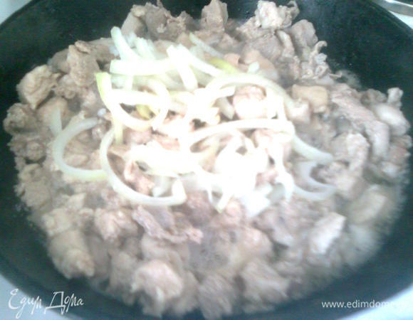 Курицу выложите в сковороду, добавьте лук, посолите, поперчите, влейте немного воды, тушите 10 минут.