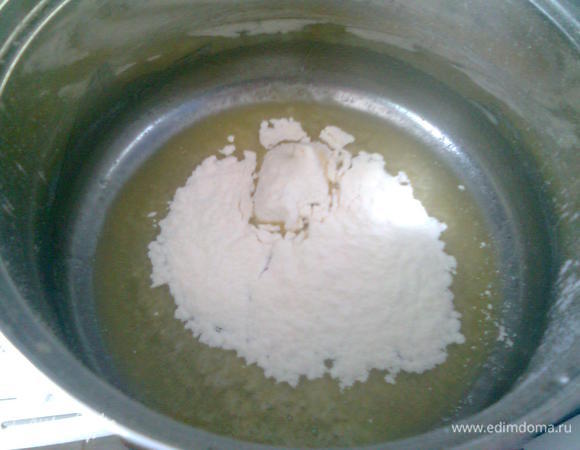 Для заливки в сотейнике растопите масло, добавьте к нему муку, перемешайте.