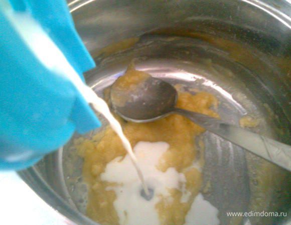 Влейте к маслу и муке молоко, посолите, перемешайте. Проварите до загустения.