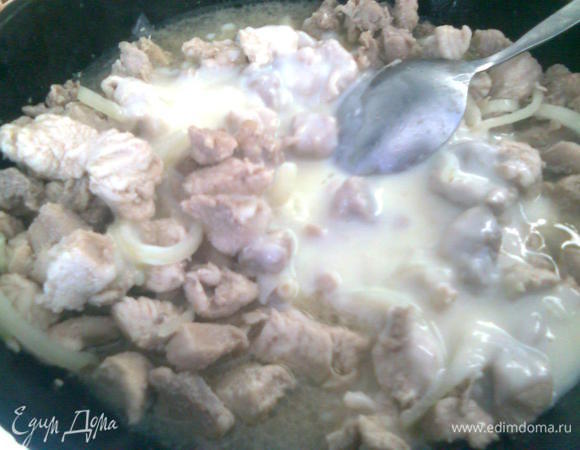 Добавьте заливку в курицу, перемешайте.